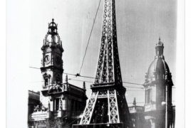 Falla de la plaza del Ayuntamiento con motivo central de la Torre Eiffel ,1966. 1985. ES.462508.ADPV/Colección Corbín, imagen nº 10287